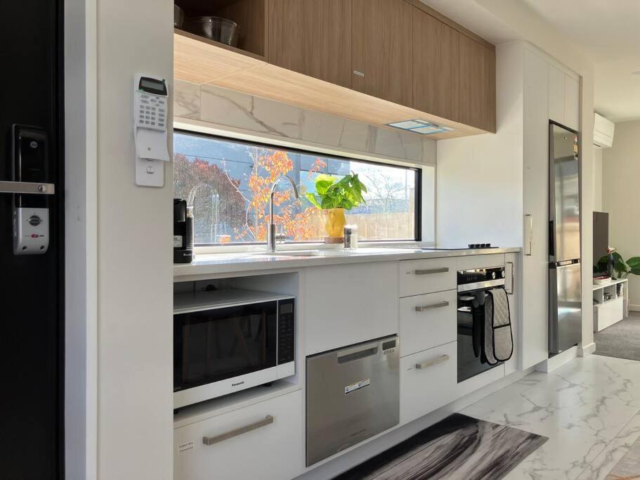 2-Bedroom Ensuite, Close To City, Comfortable, Accessible With Own Parking Κράισττσερτς Εξωτερικό φωτογραφία