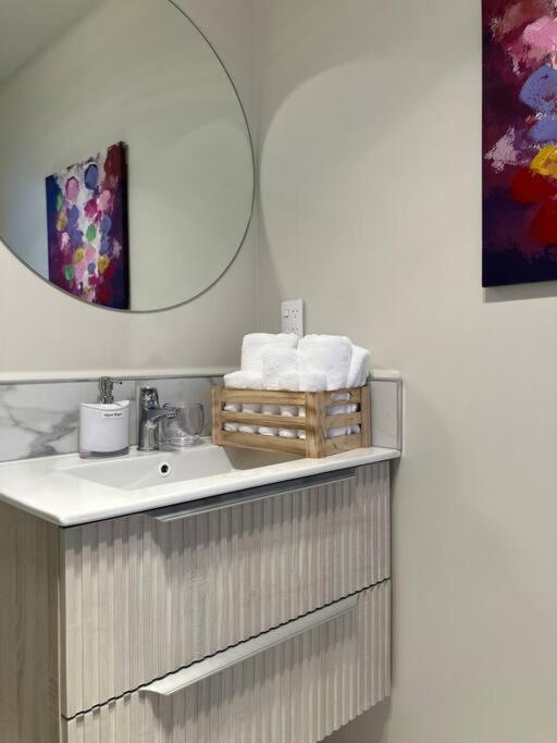 2-Bedroom Ensuite, Close To City, Comfortable, Accessible With Own Parking Κράισττσερτς Εξωτερικό φωτογραφία