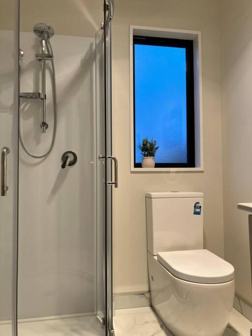 2-Bedroom Ensuite, Close To City, Comfortable, Accessible With Own Parking Κράισττσερτς Εξωτερικό φωτογραφία